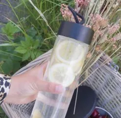 Yummii Yummii Denmark Vandflaske M. Låg -Møbelbutik 3990 35185cc3 df28 415f 9ce9 6276a8d46e01