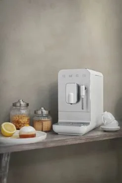 Smeg 50's Style Fuldautomatisk Espressomaskine BCC02WHMEU -Møbelbutik 3990 49e34d85 2340 4af4 9f12 b3d52a4c1b1c