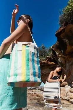 SunnyLife Køletaske Til Flasker - Hold Drikkevarer Kolde med Stil 5 SunnyLife Køletaske Til Flasker - Hold Drikkevarer Kolde med Stil -Møbelbutik 3990 56515f8a b95c 447a a37c 55e77fe8131d