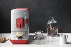 Smeg 50's Style Fuldautomatisk Espressomaskine BCC02RDMEU 8 Smeg 50's Style Fuldautomatisk Espressomaskine BCC02RDMEU -Møbelbutik 3990 59a01112 4d25 49e9 b6ad 8e9ba6a3d793