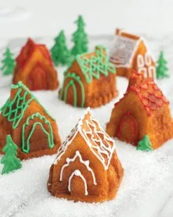 Nordic Ware Cozy Village Baking Bageform - Dekorativ og Funktionel Bageform -Møbelbutik 3990 9a8d6da9 22a3 49b2 8615 37f91e1d4f7b