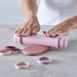 By Ditte Julie Justerbar Kagerulle - Premium Bageudstyr til Perfekte Dej 9 By Ditte Julie Justerbar Kagerulle - Premium Bageudstyr til Perfekte Dej -Møbelbutik 3990 9e352904 2fe9 4261 9910 8edb935483cb