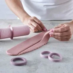 By Ditte Julie Justerbar Kagerulle - Premium Bageudstyr til Perfekte Dej 8 By Ditte Julie Justerbar Kagerulle - Premium Bageudstyr til Perfekte Dej -Møbelbutik 3990 9ef958fb b9cc 4a35 8156 4e2b9877b561