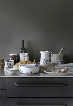 Royal Copenhagen Blå Mega Riflet Opbevaringskrukke M. Låg - Elegant Madopbevaring -Møbelbutik 3990 a4a60f7f b350 4d6e 805d 35cf53985e52