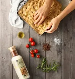 MALUND Rød Focaccia Bottle - Premium Bageblanding til Perfekt Focaccia -Møbelbutik 3990 f59b9884 30db 4e24 a11a 9af146a3b6dc